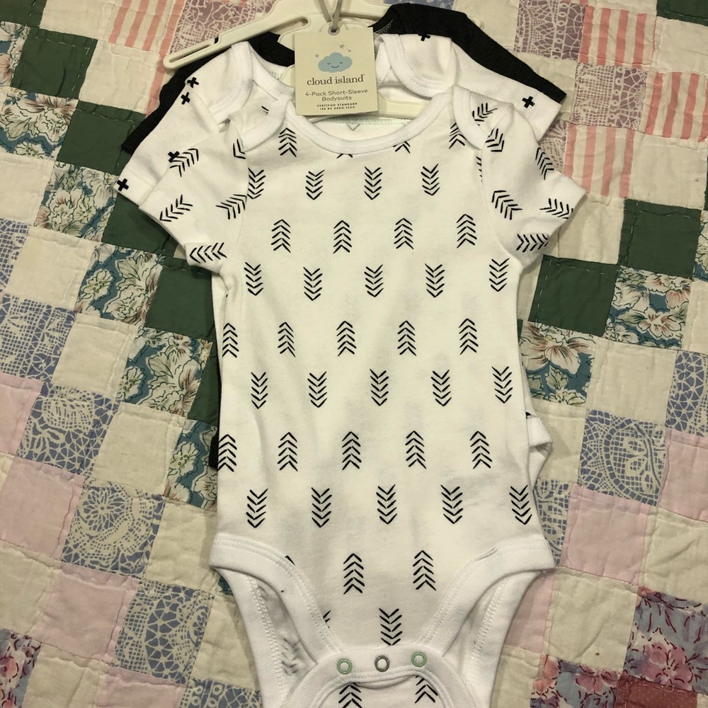Set of 3 short sleeve onesies with pattens 3-6m